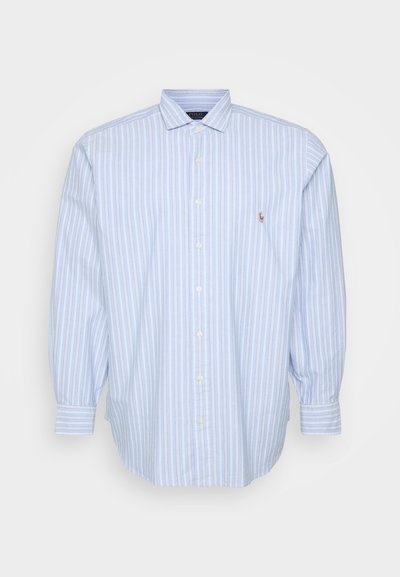 Camisa de botões às riscas azul-claro com mangas compridas, gola clássica e um pequeno logótipo bordado no peito. Tecido de algodão.