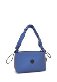 Borsa a mano in nylon blu con forma strutturata, manico intrecciato e chiusura con zip. Presenta un logo nero e un piccolo charm decorativo.