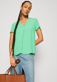 Esprit V NECK - Nyomott mintás póló - citrus green
