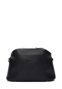 Borsa nera in pelle con finitura testurizzata, forma arrotondata e chiusura con zip. Nota i dettagli delle cuciture sottili lungo i bordi.