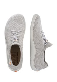 Szare dziane buty wsuwane o niskim profilu, wyposażone w elastyczne sznurówki, wyściółkę oraz teksturowaną gumową podeszwę. Pomarańczowy akcent w okolicy pięty.