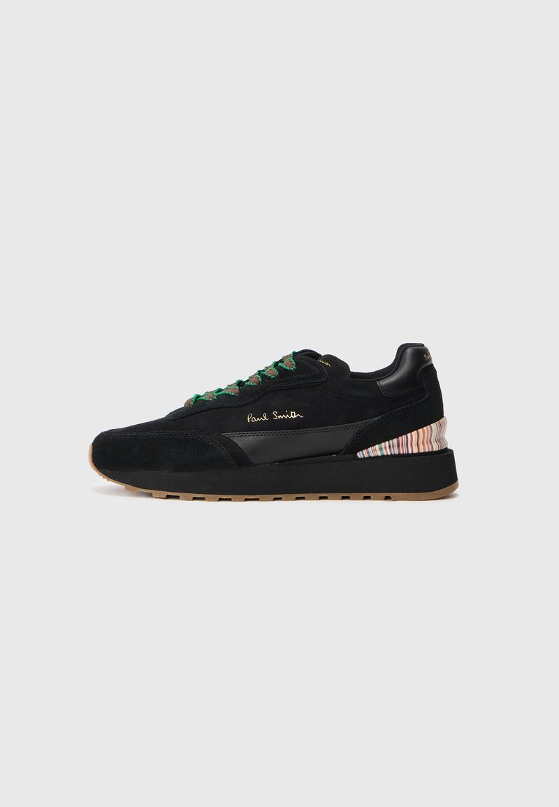Sneaker in suede nera con accenti in pelle, lacci verdi, un design unico del tallone a strisce e logo in rilievo sul lato, dotati di suola testurizzata.
