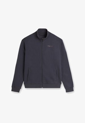 Chaqueta gris oscuro con cremallera, cuello alto, dos bolsillos delanteros y un pequeño logo "FREDDY" en el pecho izquierdo.