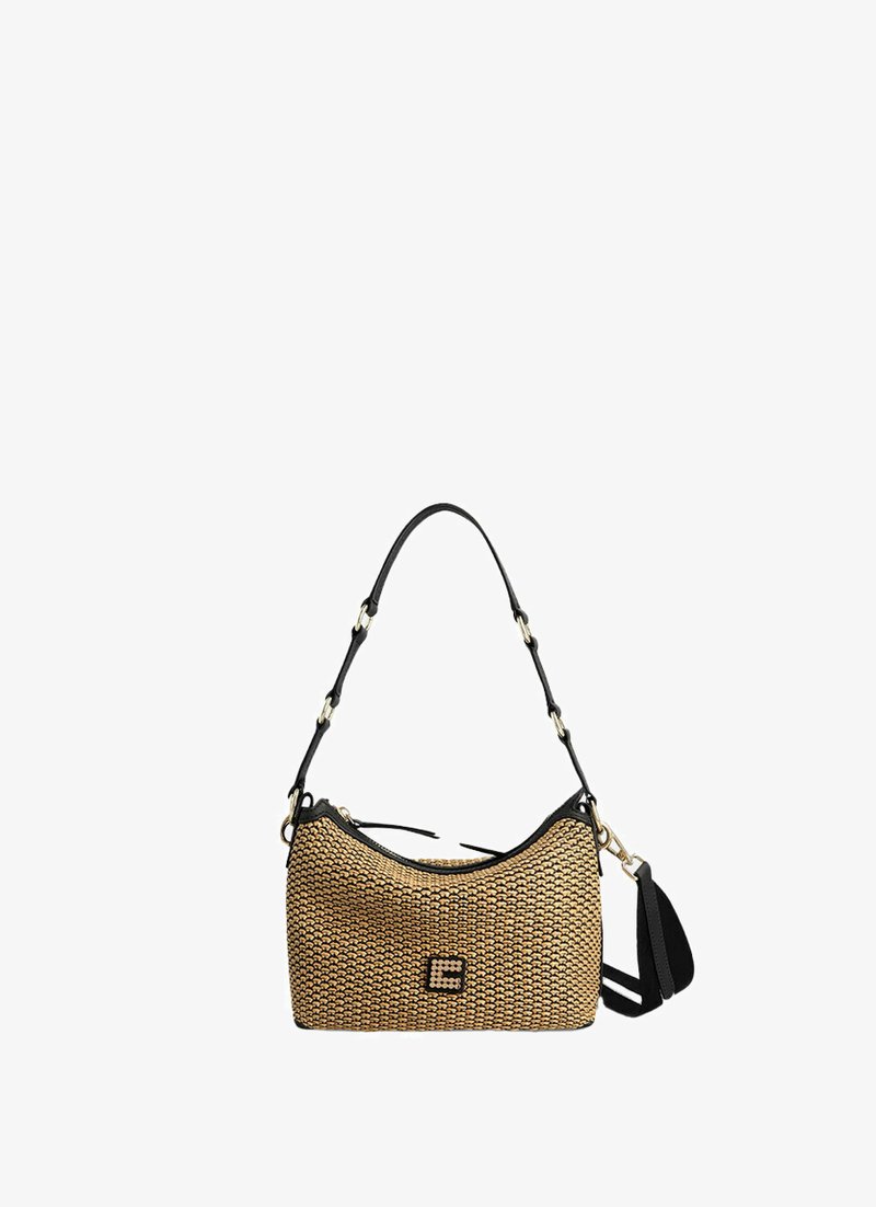 Sac à main tressé tan et noir avec une fermeture éclair supérieure, une sangle d'épaule noire réglable et une poignée courte avec des accents en métal doré.