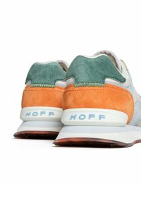 Zapatillas con una parte superior de un gris claro, detalles en ante teal y naranja, y una mediasuela blanca. Presenta el logo "HOFF" en el talón.