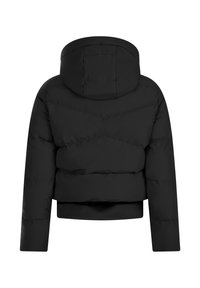 Chaqueta acolchada negra con capucha, mangas largas y acolchado horizontal, mostrada desde la parte de atrás sobre un fondo blanco.