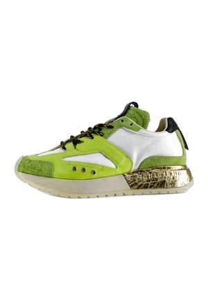 Biały i neonowo zielony sneaker z czarnymi i żółtymi sznurówkami, teksturowanymi fragmentami z tkaniny oraz refleksyjnym złotym akcentem na pięcie na beżowej podeszwie.