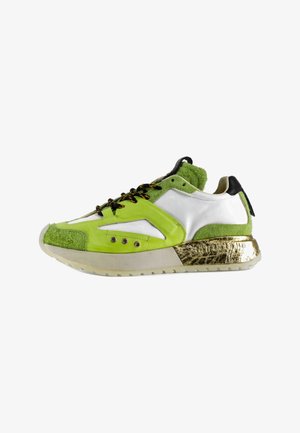 Witte en neon groene sneaker met zwarte en gele veters, textuurstofsecties en een reflecterend gouden hielaccent op een beige zool.