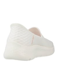 Sneaker bianche slip-on con tomaia in mesh testurizzato, colletto imbottito e interno morbido. Suola bianca spessa con un motivo sottile per una migliore aderenza.