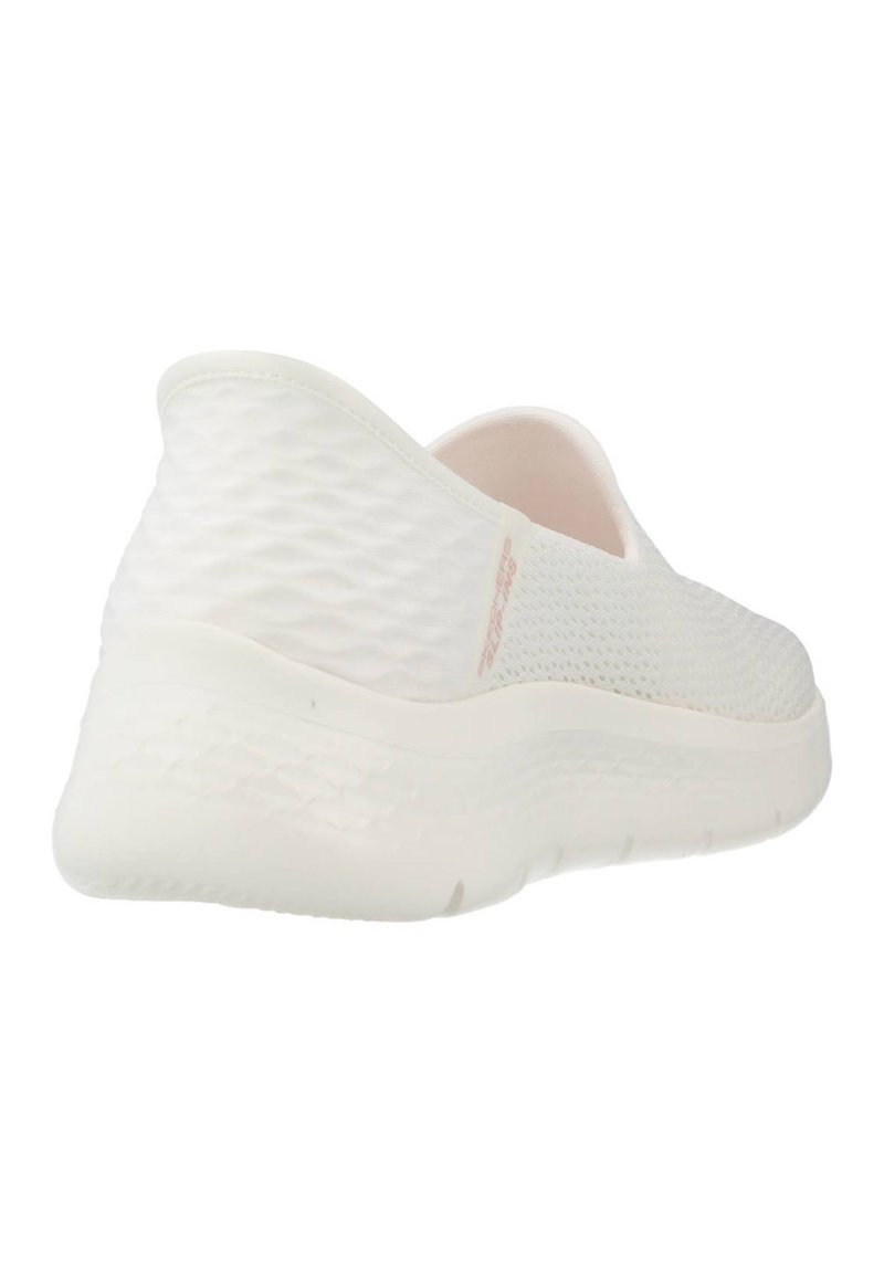 Zapatilla blanca tipo slip-on con parte superior de malla texturizada, cuello acolchado y interior suave. Suela blanca gruesa con un patrón sutil para mayor tracción.