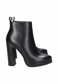 Stivaletti neri con tacco alto realizzati in pelle liscia, caratterizzati da una punta arrotondata, un tacco blocco spesso e due dettagli ad anello sul retro.