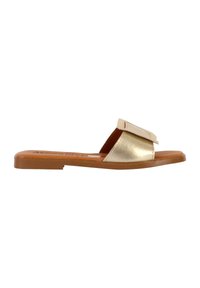 Sandale à glissière en métal doré avec une large bande et une semelle plate marron. Texture lisse avec un design minimaliste et sans matériel visible.