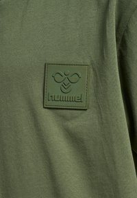 Hummel CLEAN S/S - T-shirt - bas - olivine