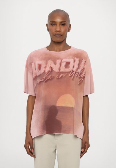 T-shirt oversize rosa con maniche corte, caratterizzata da una grafica di un tramonto e dalla scritta "DONDUI made in Italy" in rosa chiaro. Texture morbida.