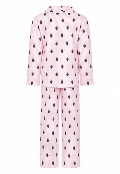 Pinkes Pyjama-Set mit langen Ärmeln, vertikal verlaufenden weißen Streifen und kleinen Teddybären mit blauem Mantel, die überall aufgedruckt sind.
