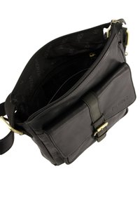 Sort læder crossbody-taske med lynlås, justerbar rem, frontlomme med klap og logodetaljer på det indvendige foer.