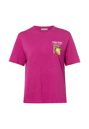 T-shirt rose vif à manches courtes avec un petit motif citron et le texte « LIMONE FRESCO FRESH ITALIAN » sur la partie supérieure gauche de la poitrine.