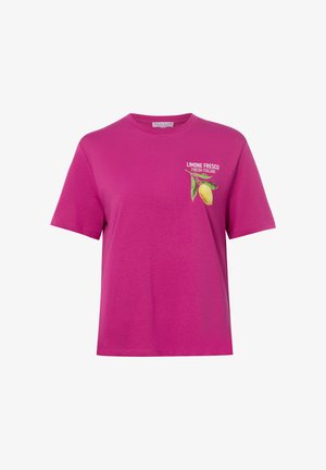 Jasnoróżowy t-shirt z krótkim rękawem z małą grafiką cytryny i napisem „LIMONE FRESCO FRESH ITALIAN” na górnej lewej części klatki piersiowej.