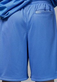 Shorts sportivi blu realizzati in tessuto a rete traspirante, con una tasca posteriore, elastico in vita e vestibilità ampia.