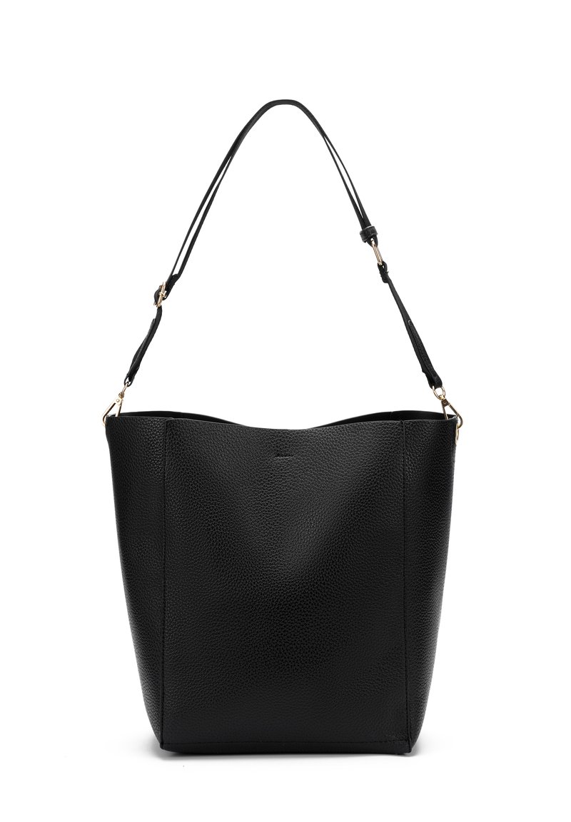 Zwarte leren tote bag met een korrelige textuur, brede open bovenkant en een enkele verstelbare schouderriem. Voorzien van gouden hardware accenten.