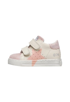 Scarpa da ginnastica bianca per bambini con dettagli glitter rosa, due cinturini in Velcro, una grande stella rosa sul lato e "@74" stampato vicino al tallone.