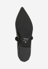 Chaussure en cuir verni noir à bout pointu avec un motif léopard, dotée d'une sangle texturée et d'une semelle lisse, étiquetée taille 36.
