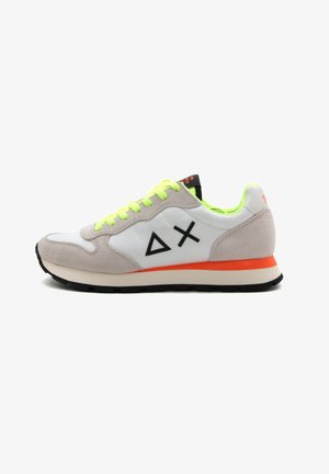 Sneaker sportivo con tomaia in pelle bianca, dettagli in suede grigio, lacci verde neon, logo nero e intersuola arancione su suola in gomma nera.
