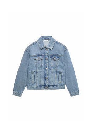 Veste en jean bleu clair avec fermeture à boutons, deux poches poitrine à rabat et deux poches latérales, posée à plat avec col et manches longues.