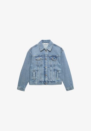 Světlá modrá džínová bunda s předními knoflíky, dvěma kapsami na prsou s klopami a dvěma postranními kapsami, položená na rovno s límcem a dlouhými rukávy.