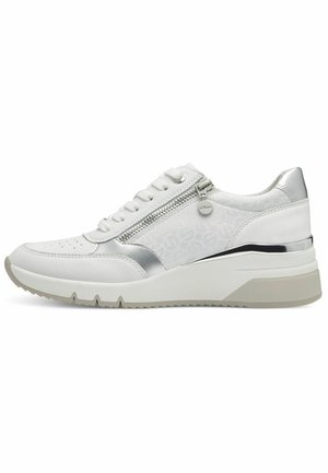 Sneaker bianco con una combinazione di pelle liscia e testurizzata, dettagli in argento, una cerniera laterale e una suola bianca più spessa con una base grigia.