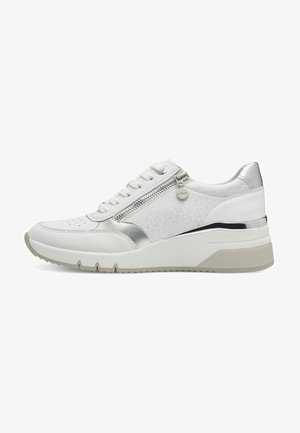 Sneaker bianco con una combinazione di pelle liscia e testurizzata, dettagli in argento, una cerniera laterale e una suola bianca più spessa con una base grigia.