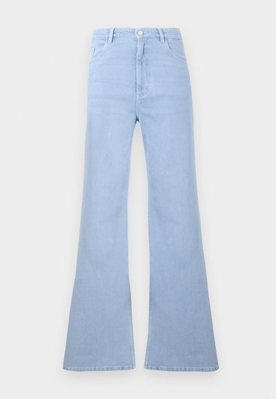 Ανοιχτό μπλε τζιν με φαρδιά ποδόγυρα, ψηλή μέση, θηλιές για ζώνη, εμπρόσθιο κλείσιμο με κουμπιά και εμπρόσθιες τσέπες σε λευκό φόντο.