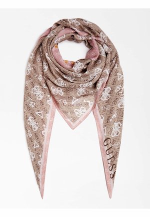 Vierkante beige en roze sjaal met witte geometrische en logo patronen, gevouwen in een driehoek met de tekst "GUESS" op één puntige punt.