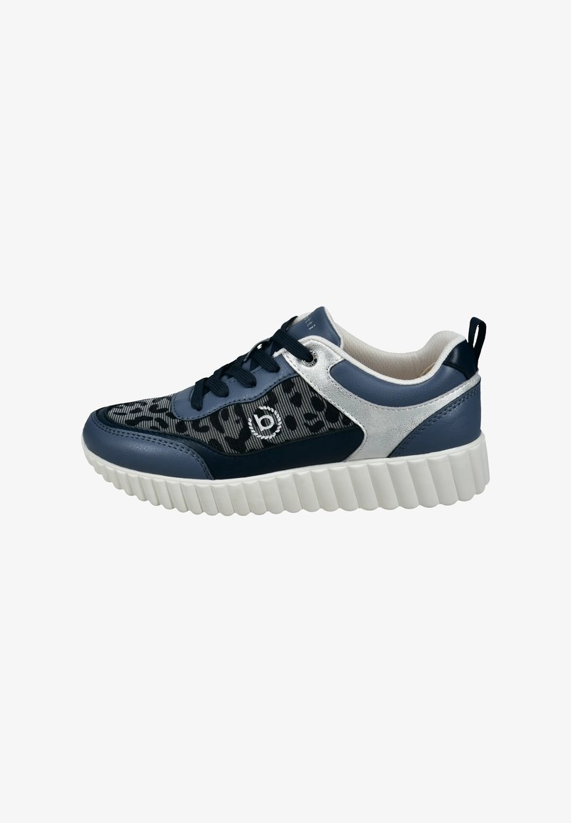 Blaue und silberne Sneaker mit einem gemusterten Textil-Obermaterial, glatten Lederakzenten, abgerundeter weißer Sohle mit Rillen und schwarzen Schnürsenkeln.