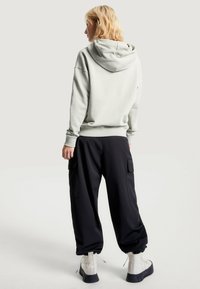 Tommy Jeans XS BADGE - Felpa con cappuccio - faded willow