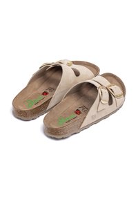 Sandali in suede beige con design aperto, dotati di una soletta in sughero e due fibbie regolabili. Logo verde e nero sulla soletta.