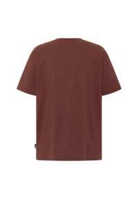 Bruine katoenen t-shirt, korte mouwen, ronde hals, comfortabele pasvorm. Etiket met logo aan de onderzijde van de linkerkant. Glad, ongepatroneerde textuur.