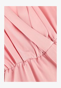 Selected, roze