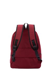 Sac à dos rouge fabriqué en tissu durable avec un design simple, doté de bretelles noires réglables et d'une poche frontale.