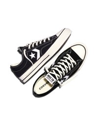 Schwarz-weiße Converse All Star Low-Top-Sneaker mit weißen Schnürsenkeln und Sternlogo an der Seite, auf weißem Hintergrund dargestellt.