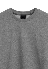 Szara bluza z okrągłym dekoltem, z subtelnym, haftowanym logo "ATLANTIC" w jasnoszarym kolorze na przodzie. Miękka tekstura materiału.