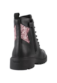 Stivale alla caviglia in pelle nera con un accento di stella glitter rosa, zip laterale e suola in gomma. Presenta una punta tonda e lacci davanti.