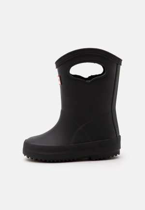 Botte de pluie en caoutchouc noir avec semelle texturée et une découpe intégrée pour la poignée près du haut pour un enfilage et un retrait faciles.