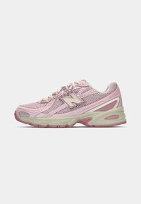 Roosa ja beež New Balance 740 sneaker, millel on võrkkattega ja sünteetilisest materjalist ülemine osa, paelaga kinnitus ja pehme tallaga, kujutatud külgprofilis.