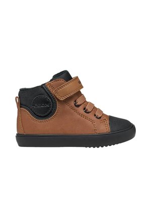 Sneaker high-top marrone e nero per bambino piccolo con strap in Velcro, lacci, suola in gomma nera e collo imbottito alla caviglia.