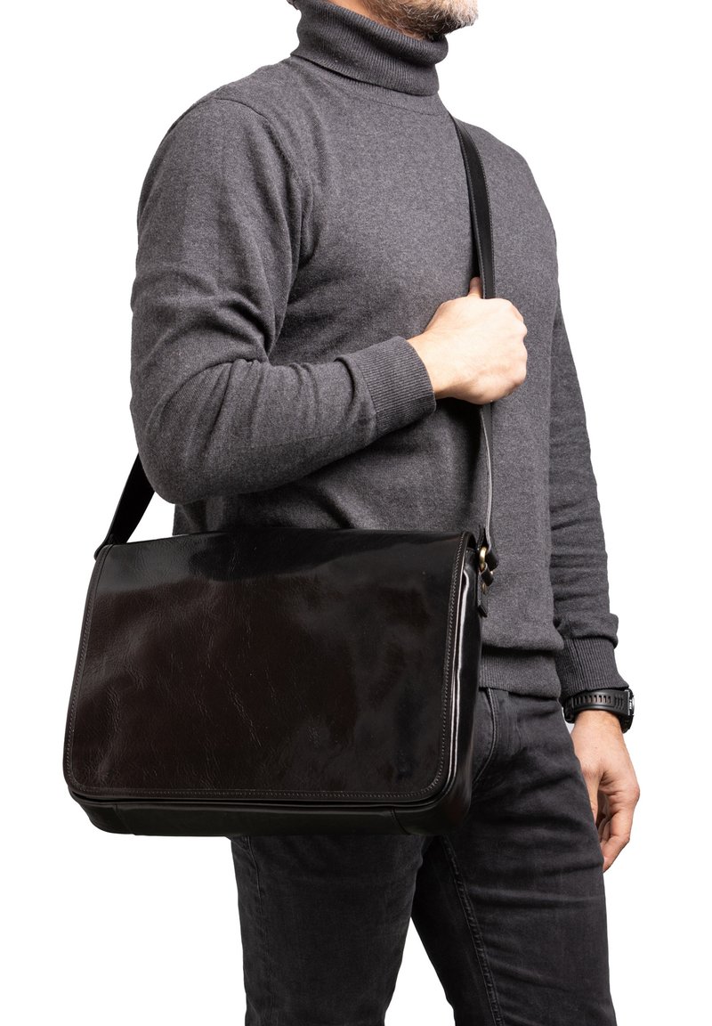 Borsa a tracolla in pelle nera con finitura lucida, forma rettangolare, tracolla regolabile e dettagli di cucitura sottili.