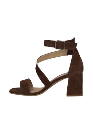 Dames sandaal met blokhak van bruin suède, enkelbandje met zilveren gesp, open teen en gevoerd voetbed.