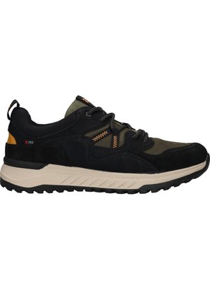 Baskets légères noires et vert olive avec semelle en caoutchouc, en matériaux en daim et synthétiques, accentuées de coutures oranges et de lacets noirs.