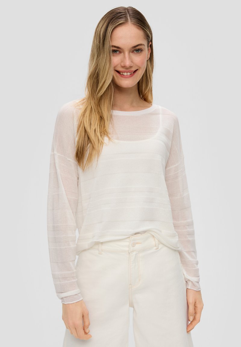 Top lungo bianco leggero a maniche lunghe con una texture leggermente trasparente e un motivo a righe orizzontali; scollatura rotonda e vestibilità rilassata.