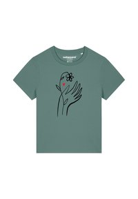 T-shirt aus teal Baumwolle mit kurzen Ärmeln, das auf der Vorderseite eine schwarze Lin Zeichnung von Händen, einer Blume und einem roten Herz zeigt. Glatte Textur.